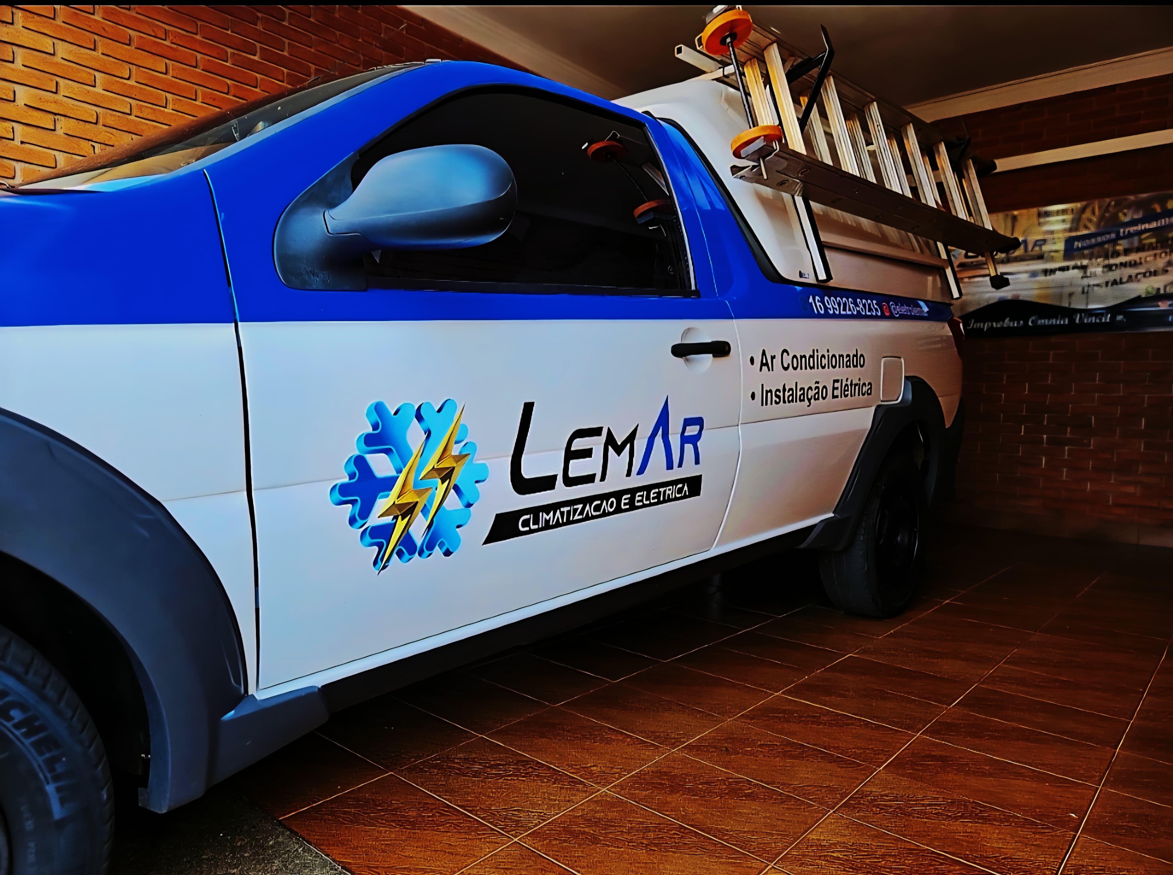 Técnico instalando ar-condicionado da LemAr